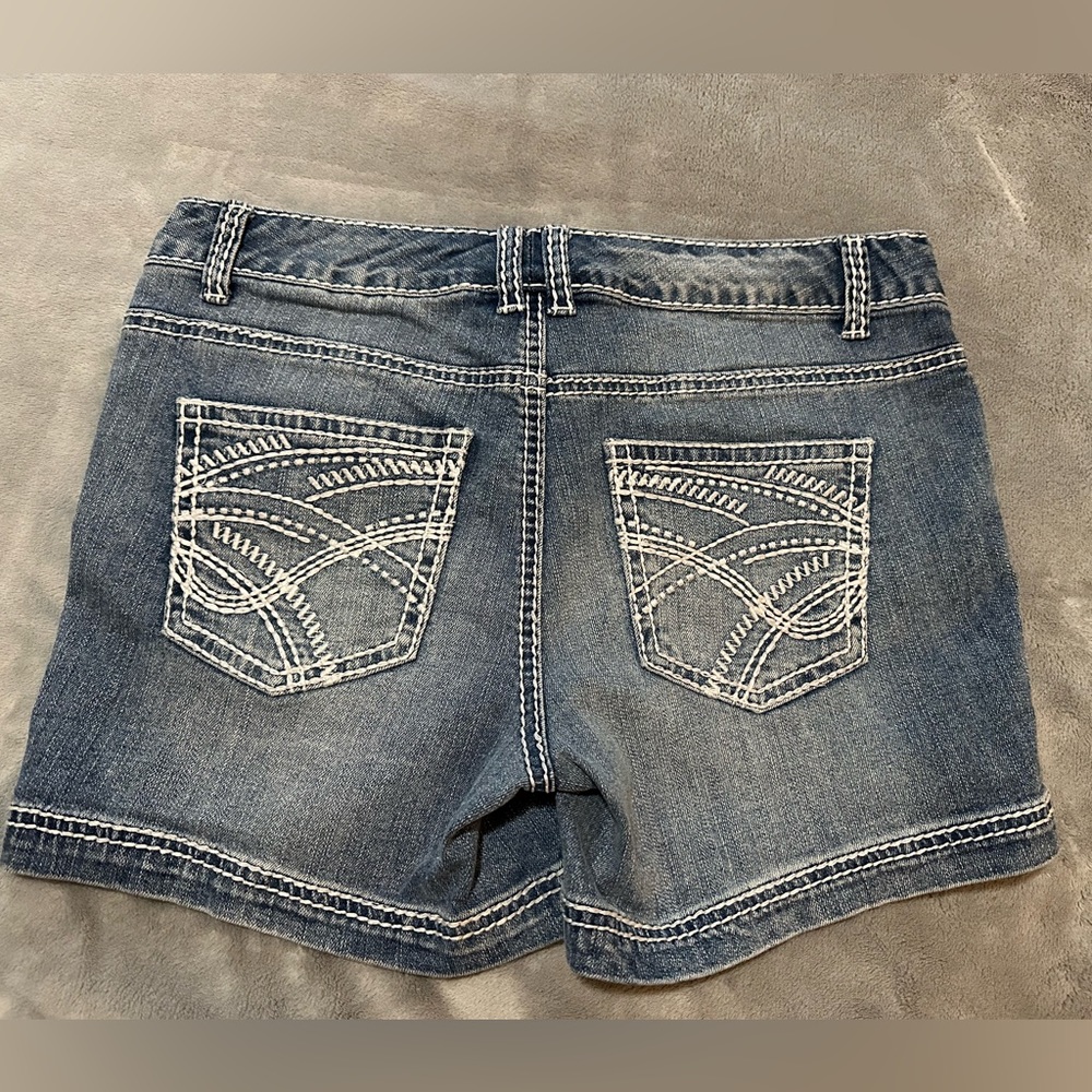 Maurices 5/6 Distressed Medium Blue Wash Denim Embroidered Pocket Women's Shorts - Picture 4 of 9